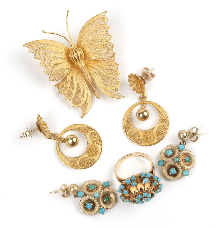 A collection of gold jewelry (1 of 1)