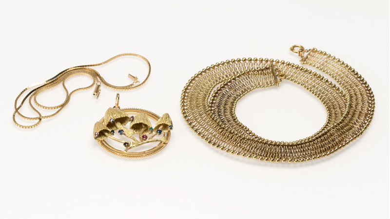 A group of two gold necklaces (1 of 2)