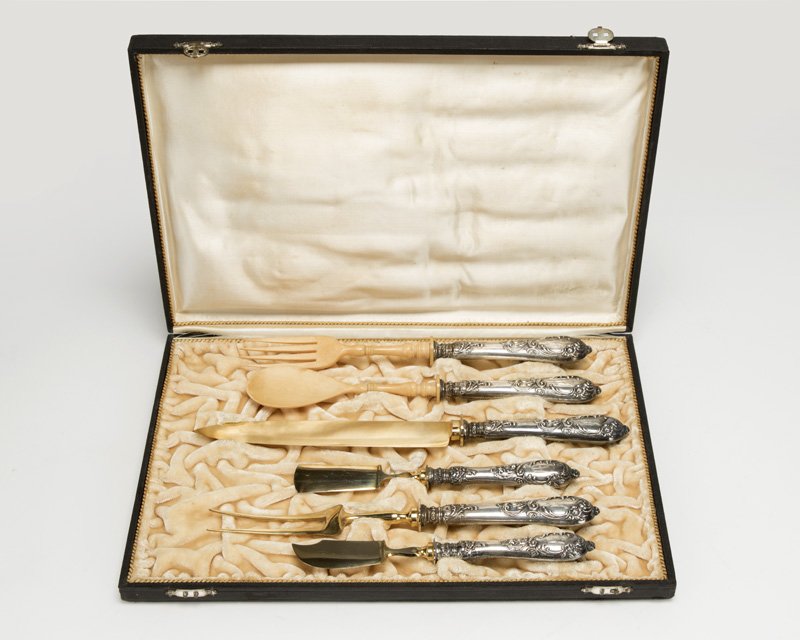 Cased set of German .800 silver serving articles: 19th century, Berlin, handles with maker's marks of Franz Mosgau, further marked with crescent and crown and ''800'' standard mark, gilt metal blades marked ''Stahl'', comprising 1 cheese knife (7.625