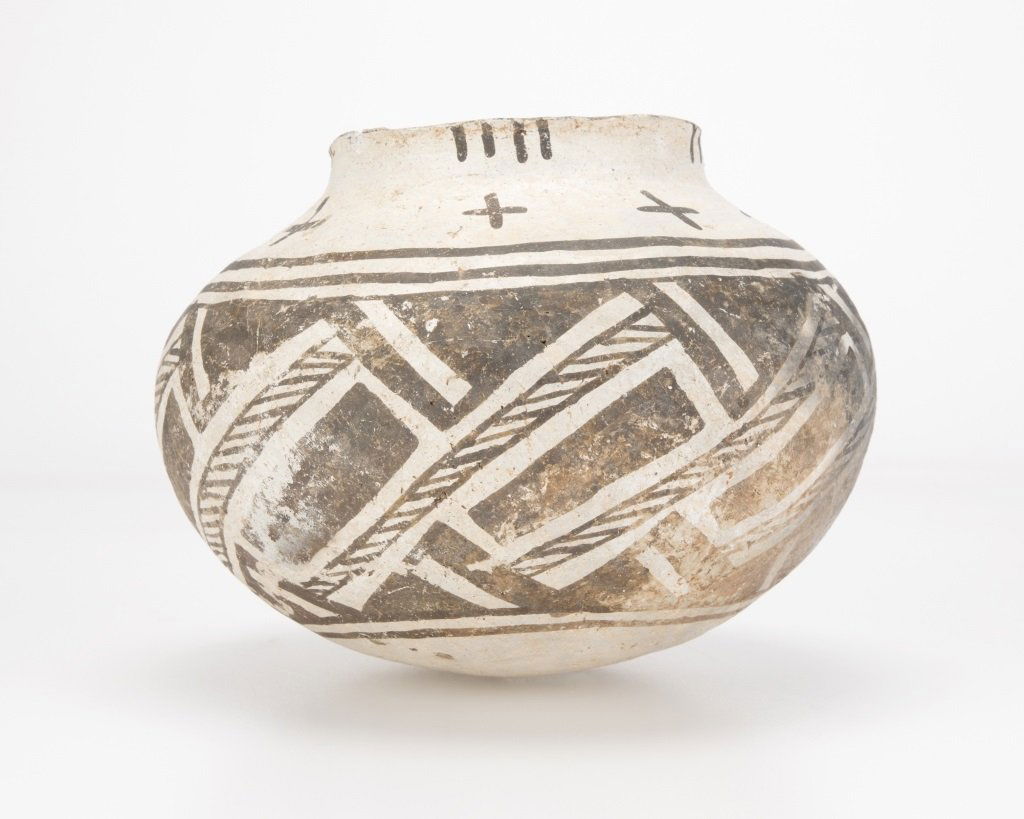 An Anasazi pottery olla (1 of 4)