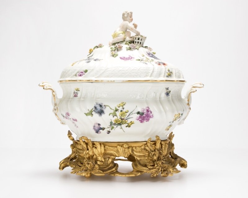 Meissen lidded soup tureen and gilt-bronze stand (1 of 4)