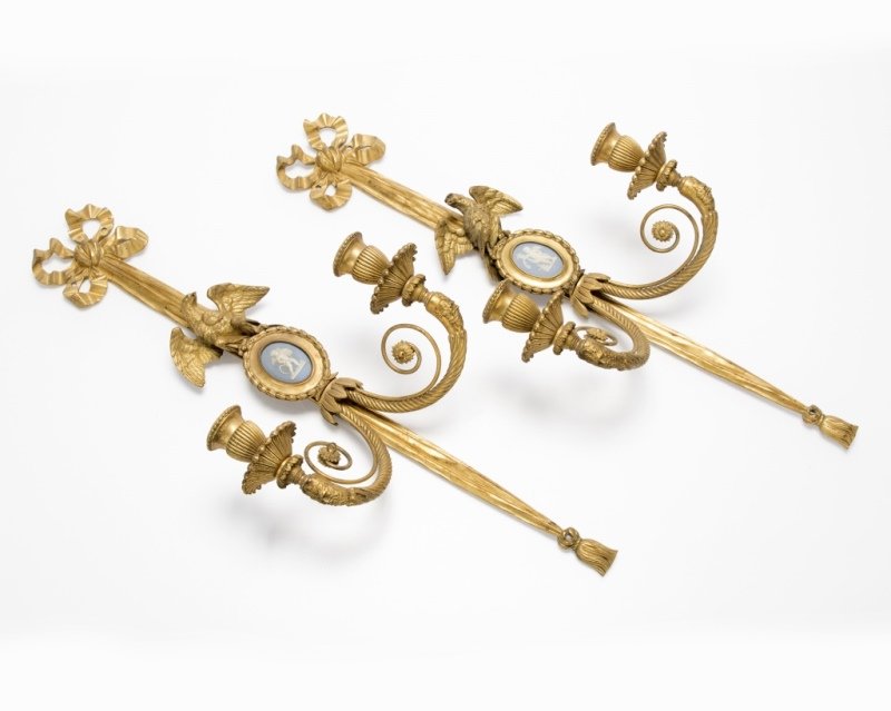 A pair of Wedgwood-mounted gilt bronze sconces (1 of 3)