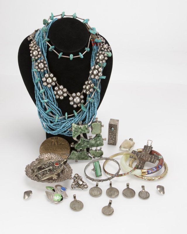 A group of jewelry and accessory items (1 of 2)
