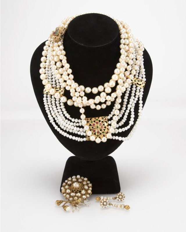 Five pearl and gold jewelry items (1 of 1)
