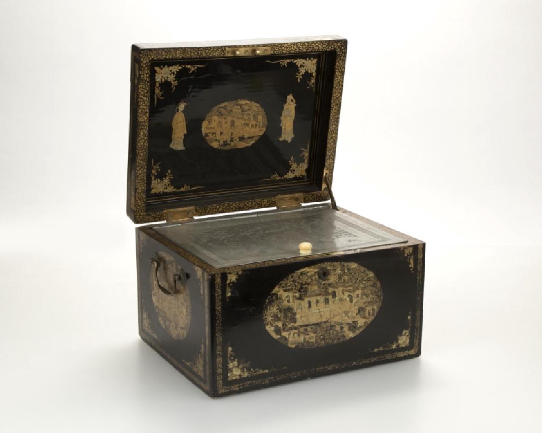 A large Chinese export lacquer tea caddy (1 of 1)