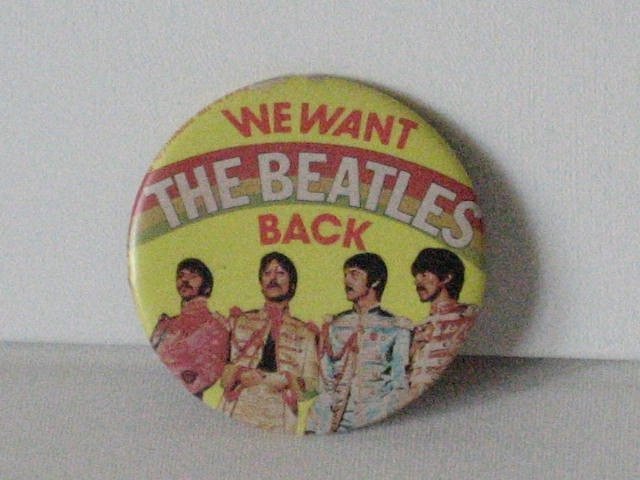 BEATLES RARE SGT-PEPPER BACK PIN RAINBOW COLORFUL RARE (1 of 1)