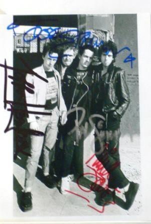 Clash Signed P Smith Photo "The Clash" From Manny's NY: Undoubtedly the very rare memorabilia it's the following item . 1- From the very important late store Manny's and Rock 'n' Roll Treasures from New York . Pennie Smith original silver gelatine B/W phot