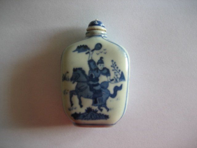 QING DYNASTY CHINESE PORCELAIN SNUFF BOTTLE YONGZHENG: Exquisite and rare porcelain snuff bottle with mark on the bottom, size: about 3" height. Qing Dynasty . Yongzheng period . From importante private collection in New York .