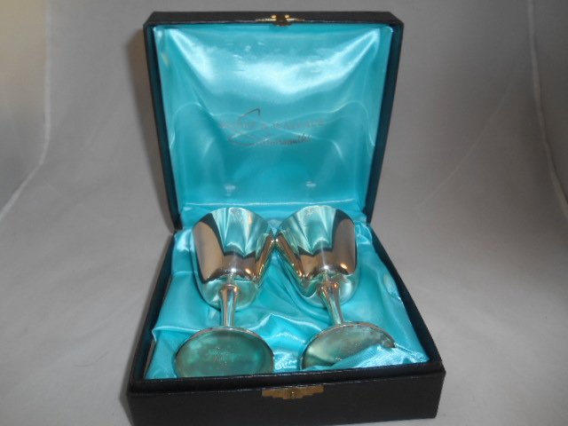 Burke & Wallace 264 Wine Chalice Gobblet Box Set: Boxed set of 2 Burke & Wallace Silversmiths wine goblets Marked: Marlboro Plate E.P. Copper Canada 264Measure:Height - 5 5/8"Diameter - 2 13/16"Box set with satin liningVery fine condition, cleaned an