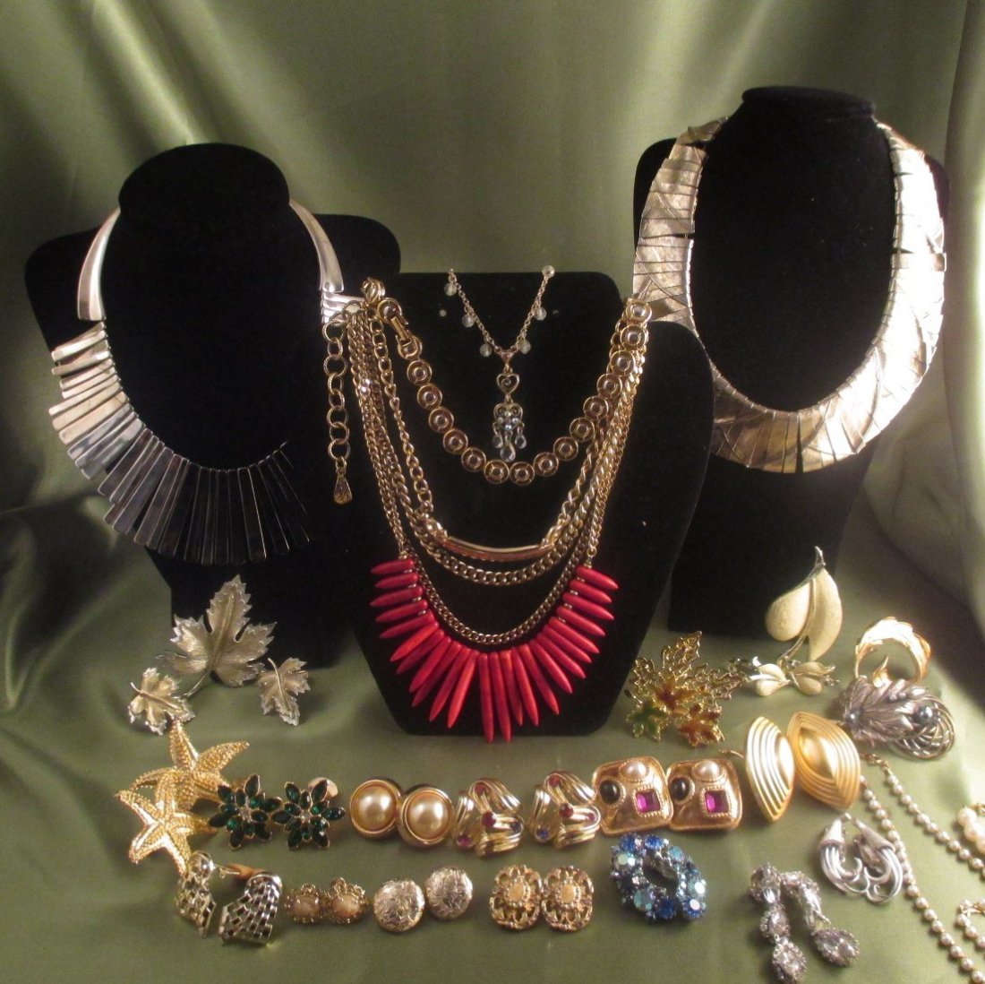 Lot of Costume Jewelry Weiss, Napier,Miriam Haskell etc: Lot of Costume Jewelry including Weiss, Napier, Miriam Haskell, Givency Bijoux, Liz Claiborne, Trifari, Monet, St. Thomas, Sarah Cov's (patient pending) and set, Karmer, Coro, T.J. Hook etc. There are