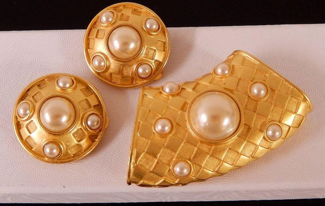 BOB MACKIE NECKLACE SLIDE & EARRINGS: BOB MACKIE FAUX PEARL GOLD PLATED NECKLACE SLIDE & EARRINGS signed Bob Mackie. The set is in very good conditionThe slide measures 2 3/8" wide x 2 1/4" tallThe earrings measure 1 1/8"wide