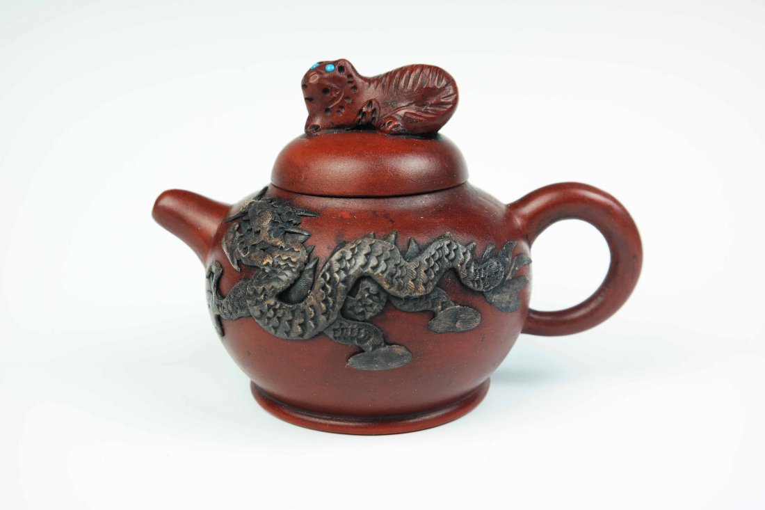 a zisha teapot: 5*4