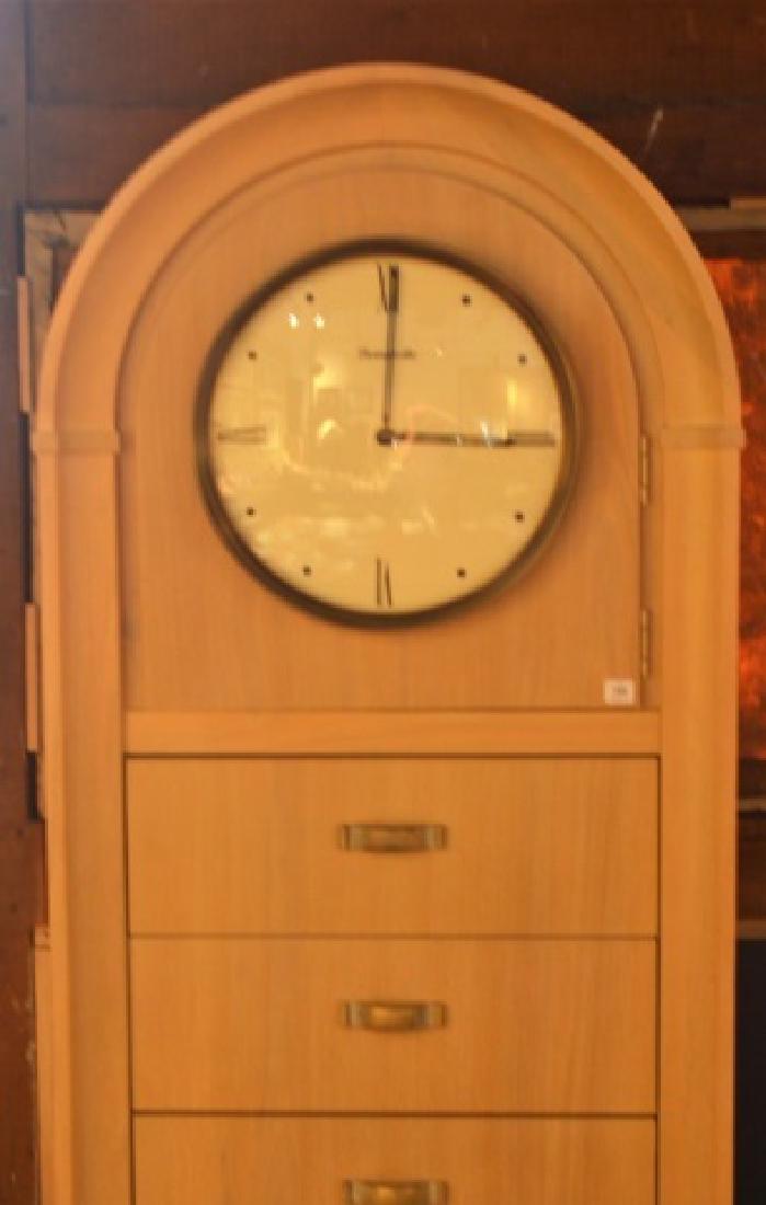 THOMASVILLE LINGERE CLOCK CHEST: L: 0.58 m W: 0.43 m H: 1.83 m
