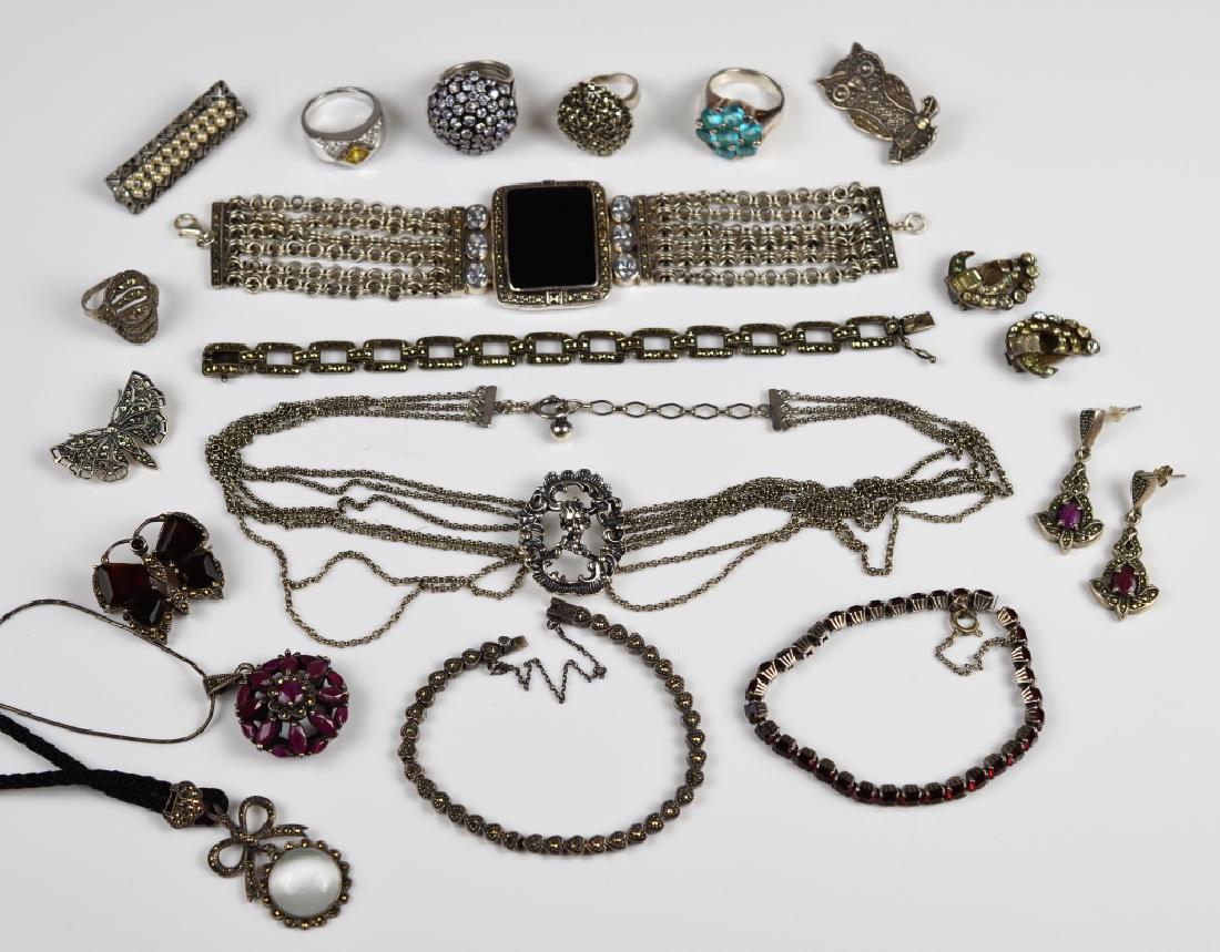 LOT OF VINTAGE JEWELLERY: Mostly silver with marcasite decoration.