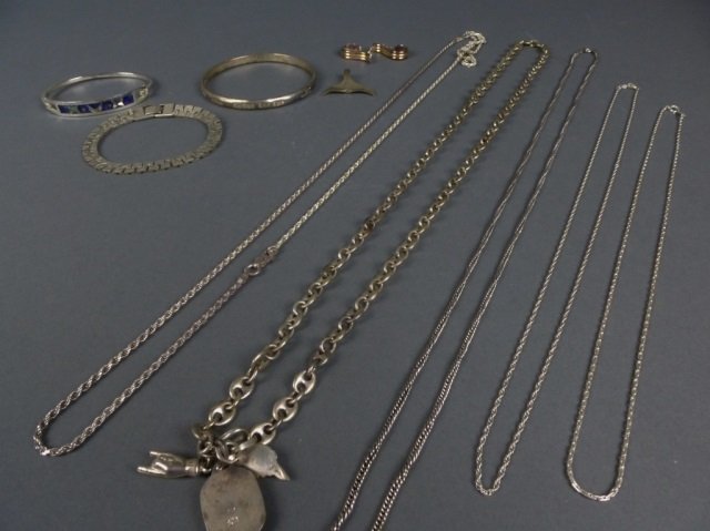 Lot of silver chains & bracelets: Some pieces .800. Total weight: 144 g.