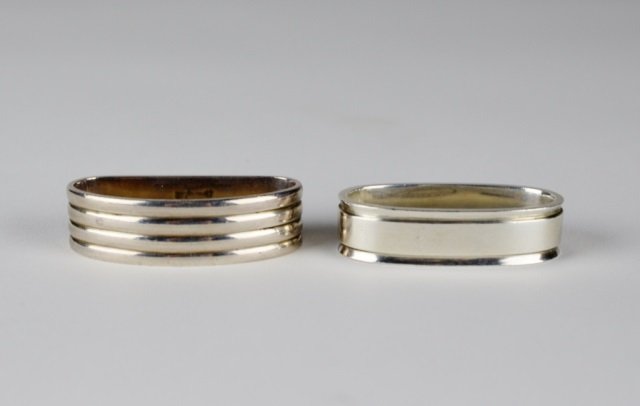 GEORG JENSEN SILVER NAPKIN RINGS: Harald Nielson pyramid pattern 22 A. L: 2 1/8 in. (5.3 cm.) 40 g. together with Sigvard Bernadotte pattern 304A. L: 2 1/8 in. (5.3 cm.) 41 g.
