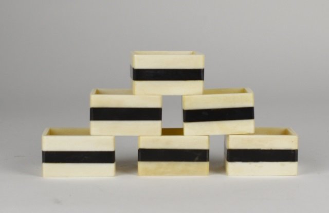 SET OF SIX CONTEMPORARY NAPKIN RINGS: bone and ebony. L of each: 2 1/4 in. (5.5 cm.)