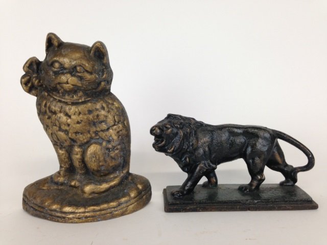TWO ANTIQUE CASE IRON DOORSTOPS: Cat made by Gary Iron Works established in 1925 and Lion. H of cat: 17 cm. (6.5 in.)