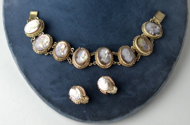ABALONE SHELL CAMEO BRACELET AND EARRINGS: Length of bracelet. 19 cm. (7.5 in.)