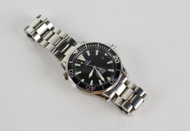 OMEGA SEAMASTER CHRONOMETER WRISTWATCH: Black Omega dial with luminescent hour markers and hands with date. Swiss made, automatic self winding movement. Comes with case and extra links.