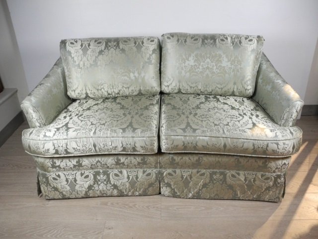 LOVESEAT WITH SILK DAMASK UPHOLSTERY: LOVESEAT WITH SILK DAMASK UPHOLSTERY