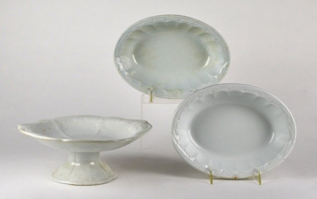 19TH C. IRONSTONE CAKESTAND T/W TWO OVAL BOWLS: Stand: J&G Meakin. Bowls: Turner & Tomkinson Diam of bowl: 25.5 cm (10 in.) Small chip to rim of bowl.