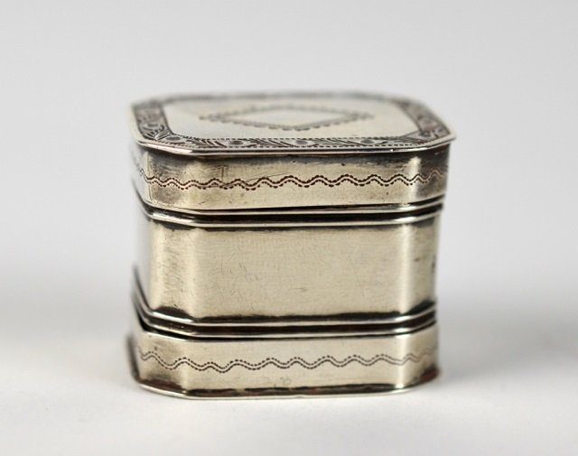 GEORGIAN ENGLISH SILVER NUTMEG GRATER: rectangular nutmeg grater with geometric and floral design. Fitted with removable bottom and lid. Makers mark TW. Birmingham, maker Thomas Wilmore (Willmore).