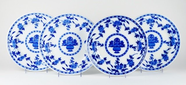 SET OF 8 MINTON DELFT PATTERN DINNER PLATES: Blue & white transfer, late 19th century. Diam. 27 cm. (10.5 in.)