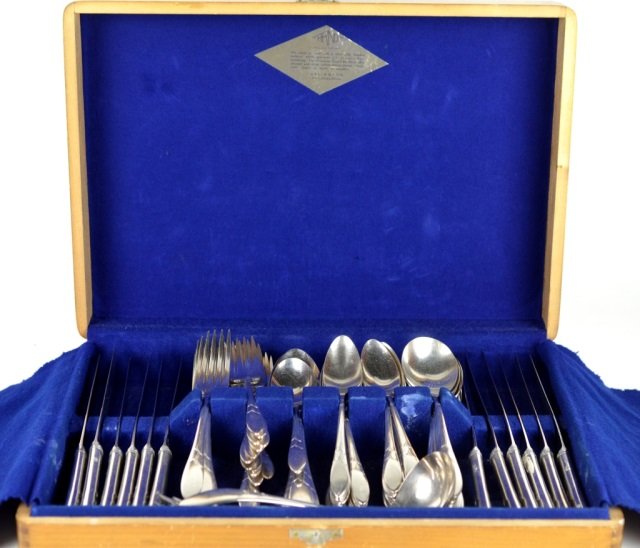 CASED SILVER PLATE FLATWARE SERVICE FOR TWELVE: 12 knives, 12 dinner forks, 12 salad forks, 24 teaspoons, 12 soup spoons, 6 serving spoons, 2 serving forks, sauce ladle, master spreader & 2 seafood forks. In fitted presentation case. Comes with nin