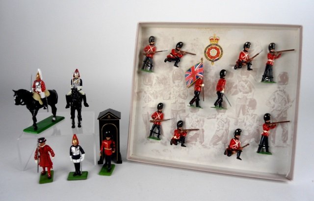 BRITAIN METAL SOLDIERS: Set mounted on cardboard plus 2 soldiers on horses, 1 guard with booth, and 2 other figures. Box length 24 cm. (9.5 in.)