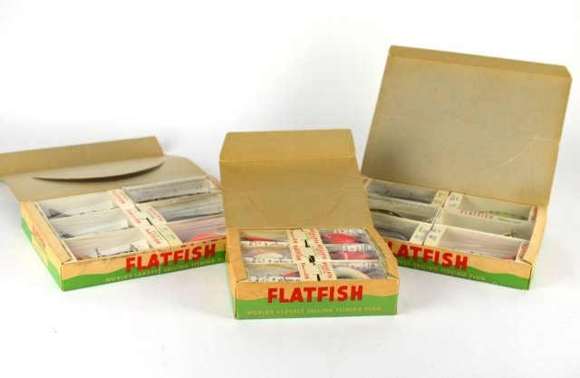 COLLECTION OF VINTAGE FISHING LURES: Flat Fish Lure mint in original store counter display boxes. 24 in total.