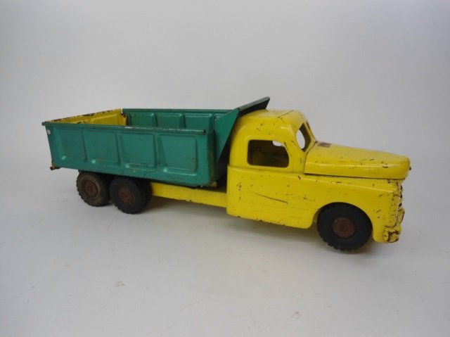 STRUCTO TIN DUMP TRUCK: Original paint with hydraulic lift. Condition noted. Length 53 cm.(21 in.)