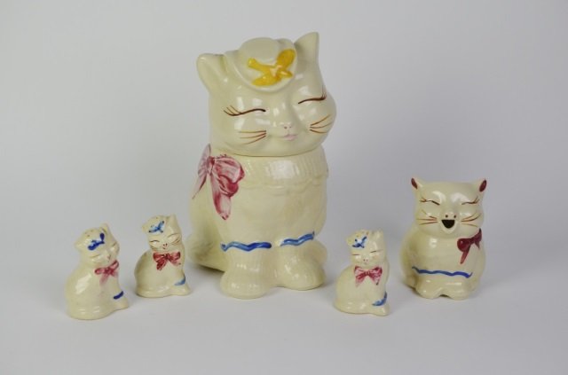 SHAWNEE PUSS N BOOTS FIGURAL COOKIE JAR: lot includes creamer and three shakers. Ht. of cookie jar. 26 cm. ( 10.25 in.) Small chip to inside rim.