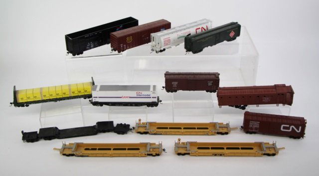 COLLECTION OF HO SCALE TRAIN CARS (1 of 5)