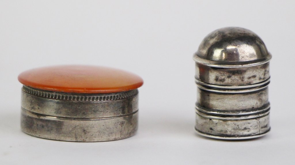 SILVER PILL BOX & VINAIGRETTE: Box with English hallmarks on base. D of box 3 cm. (1 1/4 in.)