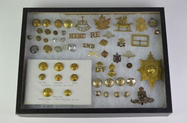 LARGE COLLECTION OF WWI & WWII BADGES, BUTTONS (1 of 5)