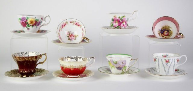 LOT OF ENGLISH CUPS AND SAUCERS (1 of 6)