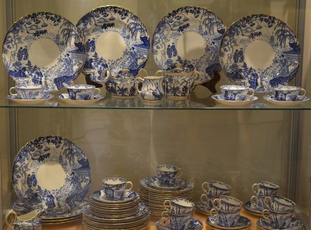 ROYAL CROWN DERBY BLUE MIKADO PORCELAIN DINNERWARE (1 of 2)