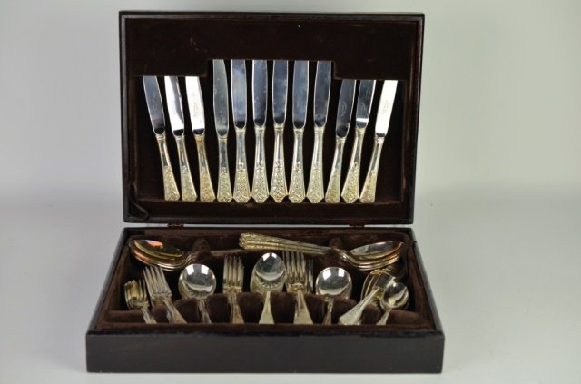 IRISH SILVER PLATE FLATWARE SERVICE & TWO TRAYS: IRISH SILVER PLATE FLATWARE SERVICE & TWO TRAYS 66 pcs., Newbridge. Service comprised of 6 dinner forks, 6 luncheon forks, 6 salad forks, 6 dinner knives, 6 luncheon knives, 6 teaspoons, 6 boullion sp