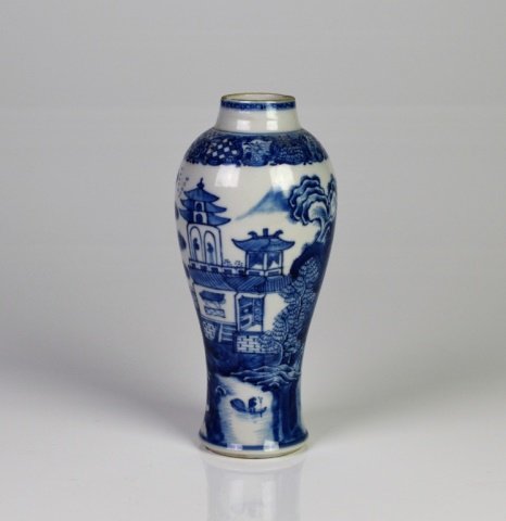 CHINESE EXPORT BLUE AND WHITE PORCELAIN VASE (1 of 3)