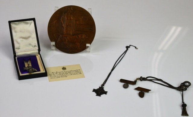 CANADIAN MILITARY PLAQUE & TWO MEMORIAL CROSSES (1 of 4)