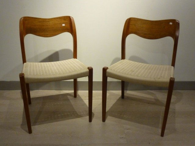 DANISH MID CENTURY ROSEWOOD TABLE AND CHAIRS: Modern dining table with two leaves and set of six chairs by J.L. Moller.