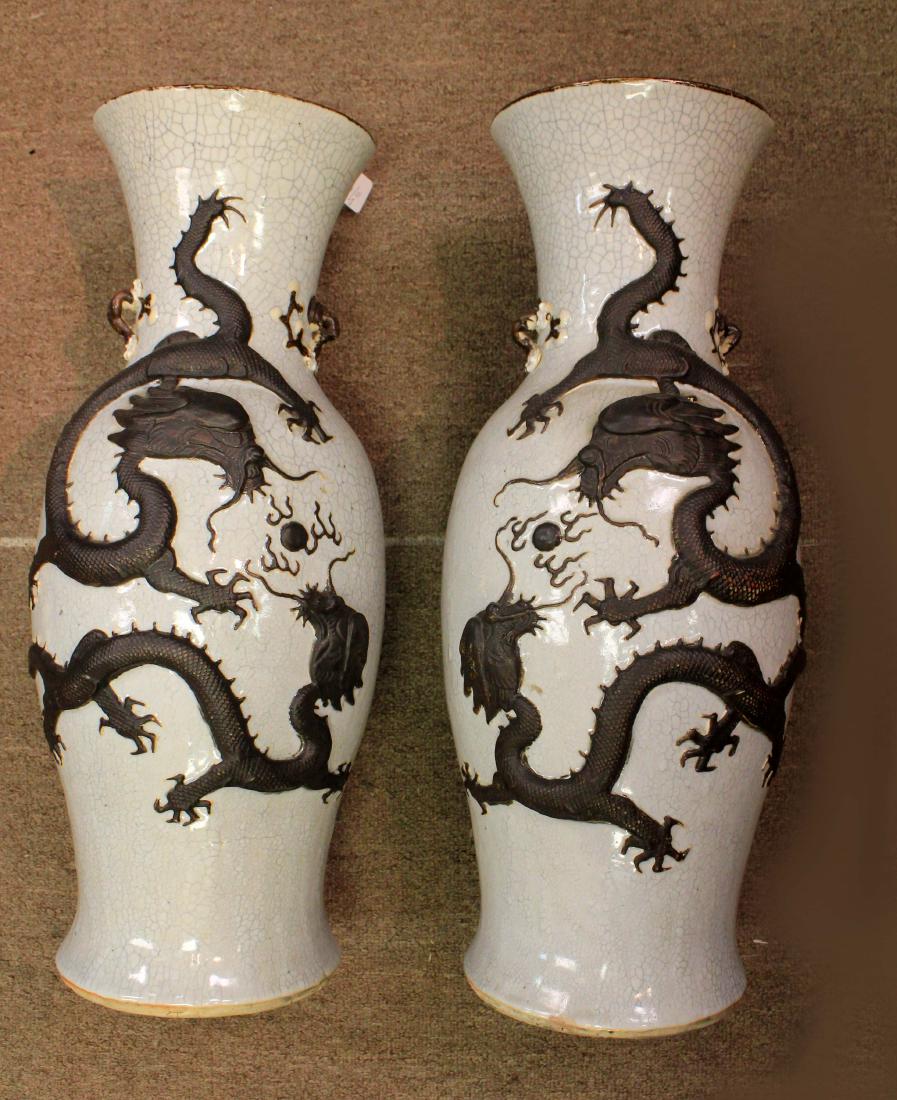 A PAIR OF PORCELAIN VASE (1 of 6)