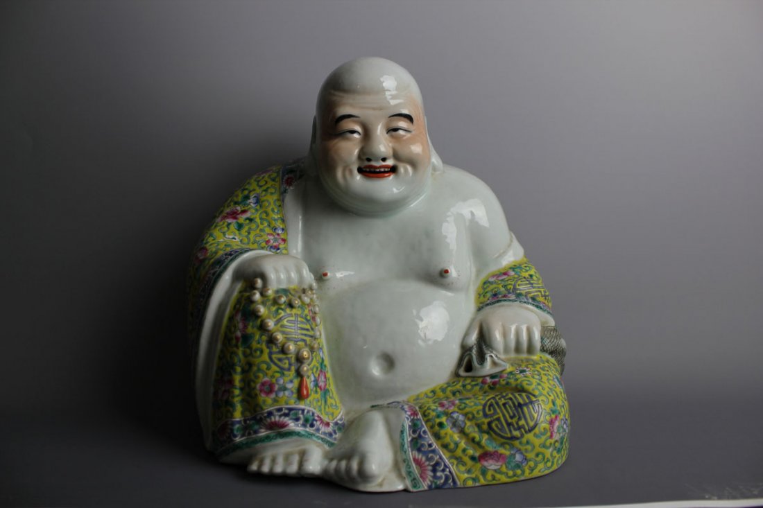A large Chinese famille rose porcelain yellow robe: A large yellow robe smiling Buddha decorated in famille rose enamel, rare Wan Tong Shun Hao mark to the unglazed base. Republic period. (Buddha with yellow robe kesa is rare.) 27.5x26.5cm(10 3/4x10 1/