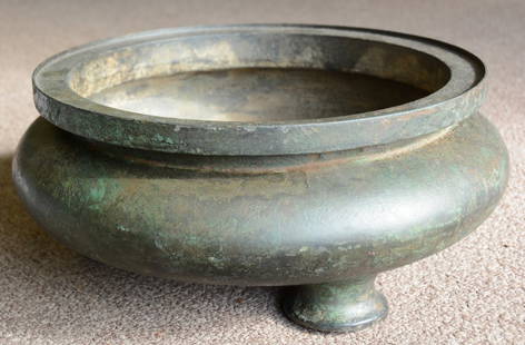 A Large Chinese Bronze Censer, WanLi Yimao HongYuYi: 34.3cm(13 1/2in) 清 萬曆乙卯洪羽儀監製 九字款 三足大銅香爐 重30磅又7