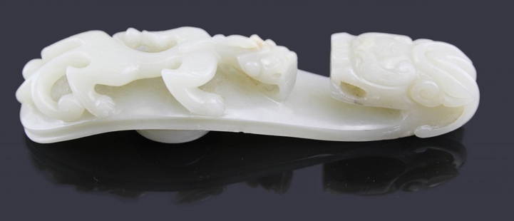 CHINESE LARGE WHITE JADE BELT BUCKLE,QING DYNASTY: 15CM(5 7/8IN)
清，大白玉龍勾