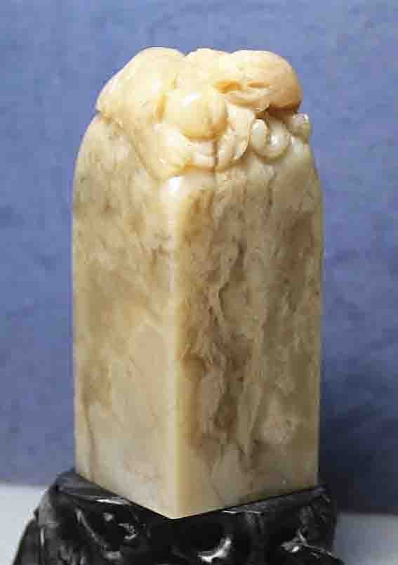 CHINESE SOAPSTONE CARVED SEAL: "A Chinese Soapstone Carved Seal
巴林