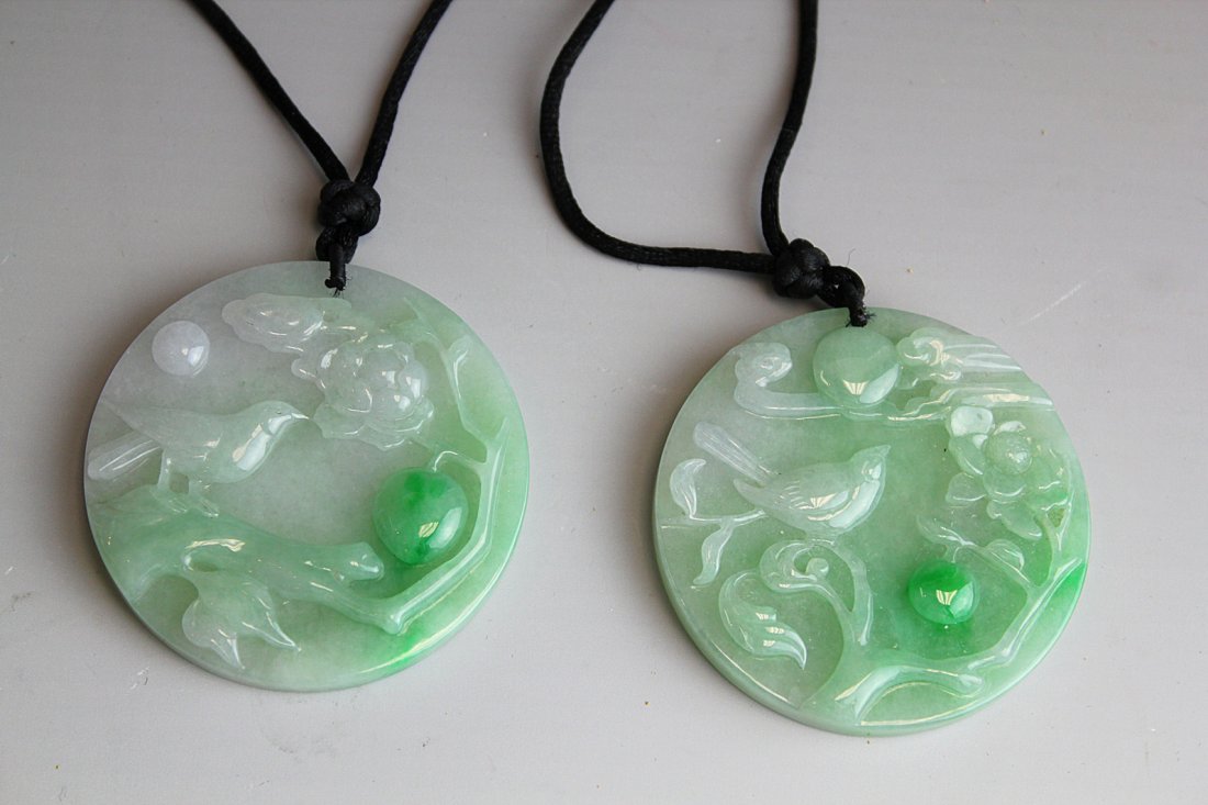 A PAIR OF NATRUAL LAVENDER 3 COLOR JADEITE PENDANT: "Accompanied by A Lab Certificate，Gu