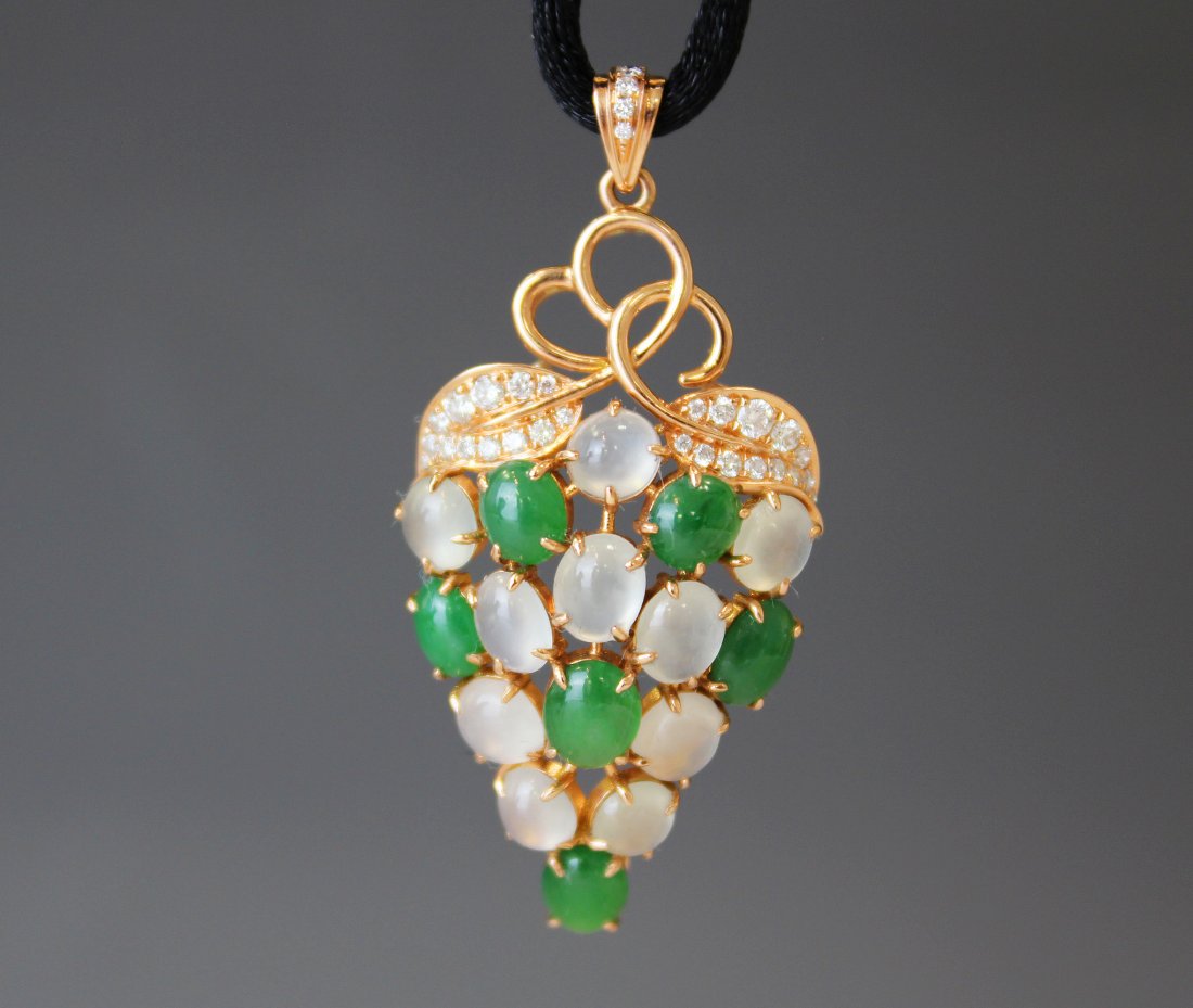 NATURAL TRANSLUCENT JADEITE GRAPES 18K PENDANT: "Accompanied by A Lab Certificate，Gu
