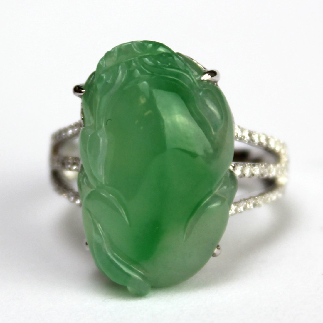 CHINESE JADEITE RING WITH 18K GOLD DIAMOND: 糯冰翡翠鑲嵌18K 鑽石介子一枚 保證A貨,否則,30天原款退還 Guarantee Gra